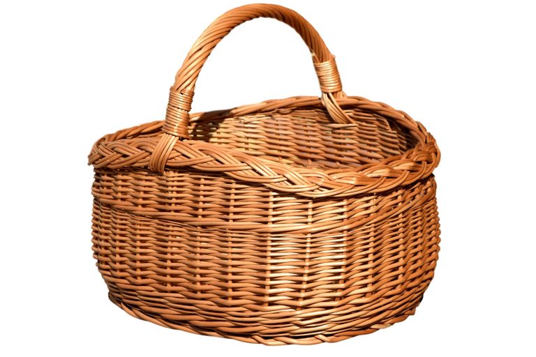 Piękny koszyk wiklinowy na zakupy grzyby piknikowy