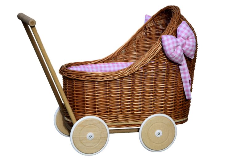 Wiklinowy wózek dla lalek z pościelą ze wzorem w różową kratkę