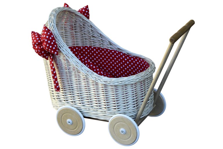 Wiklinowy wózek dla lalek w kolorze białym z pościelą czerwoną w serduszka