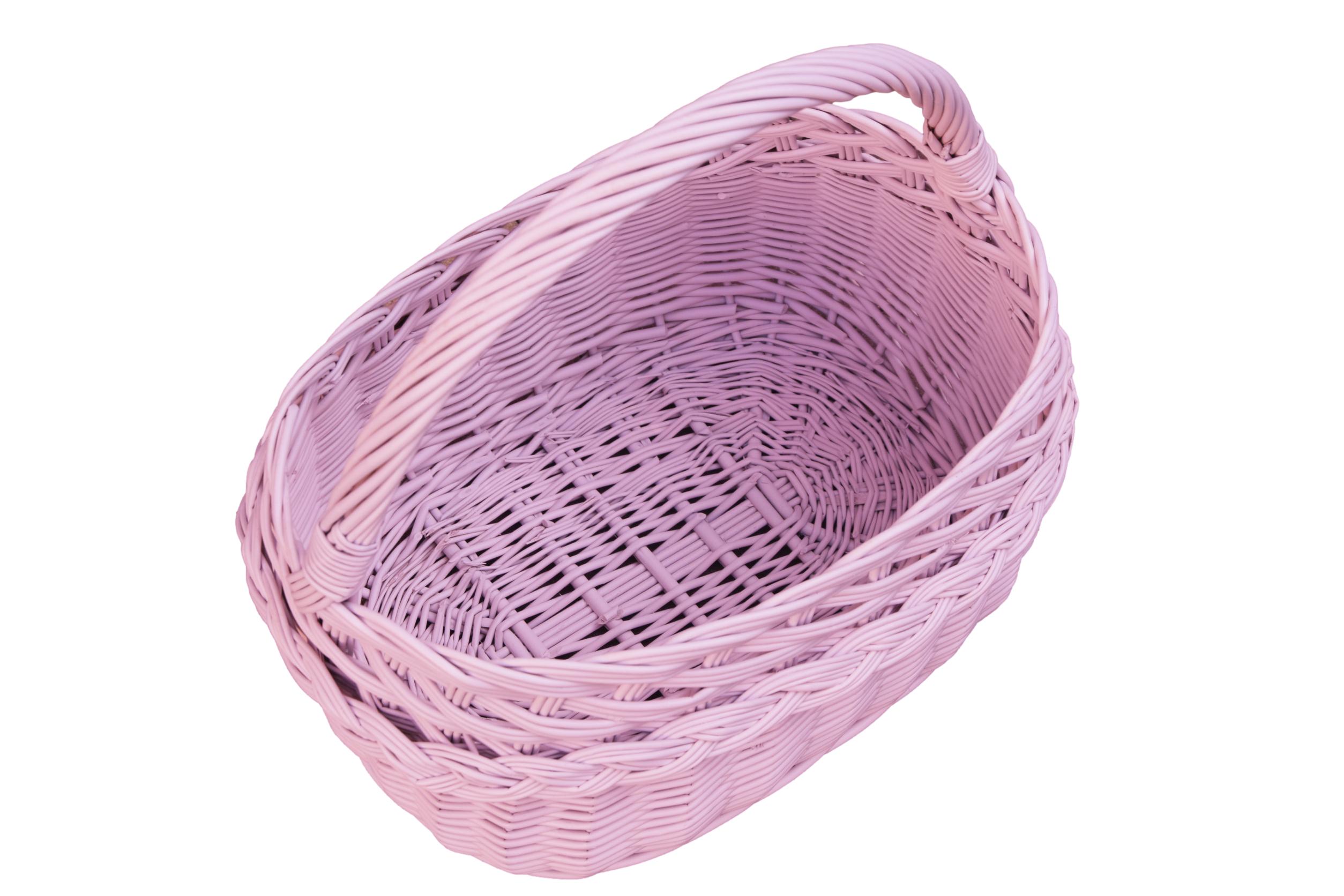 Różowy koszyk wiklinowy na zakupy