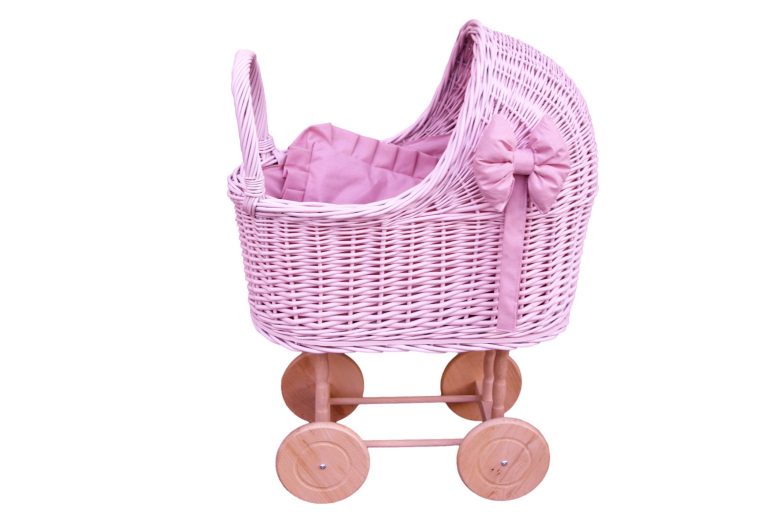 Różowy wózek wiklinowy dla lalek z pościelą brudny róż